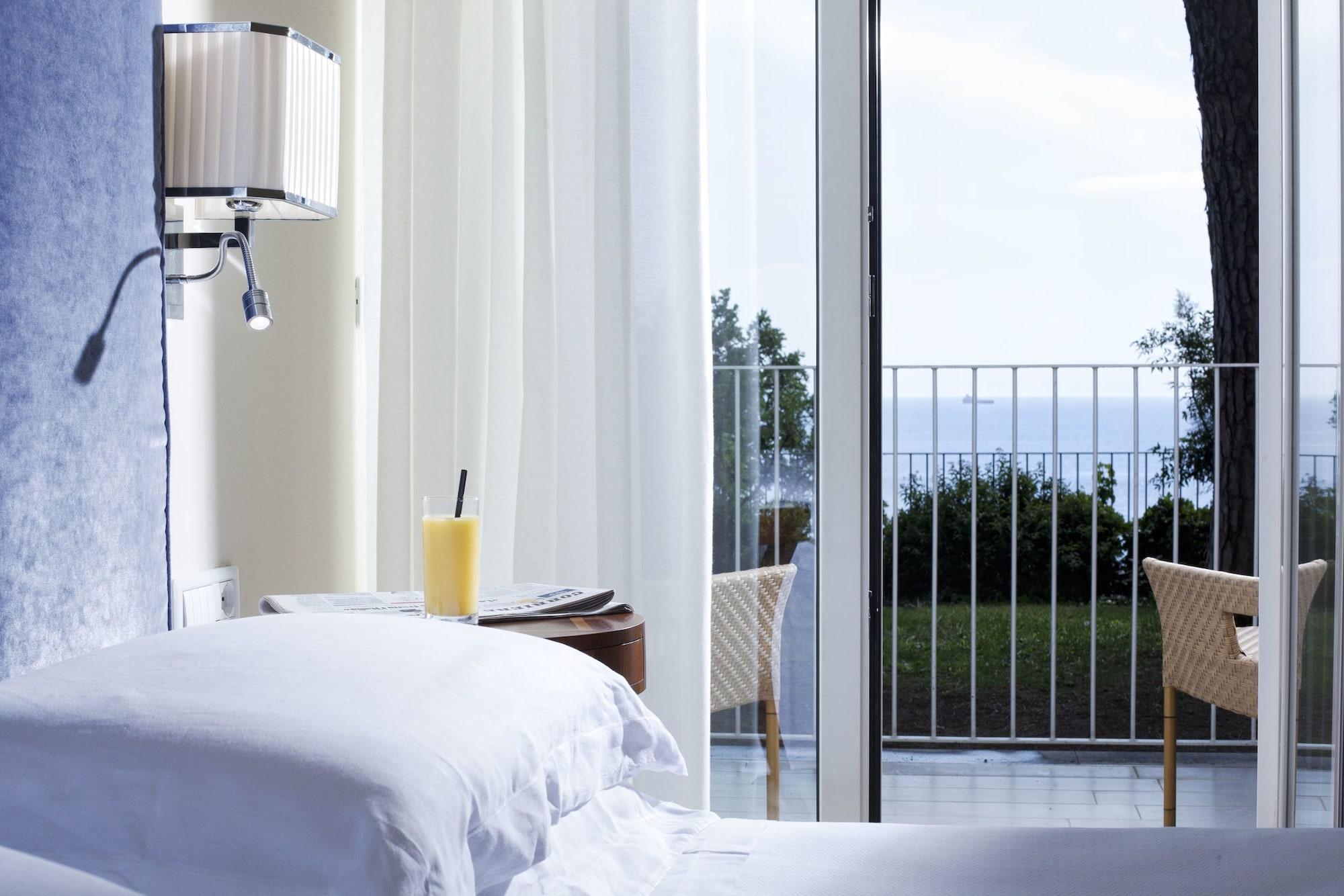 Riviera & Maximilian's Hotel 4*