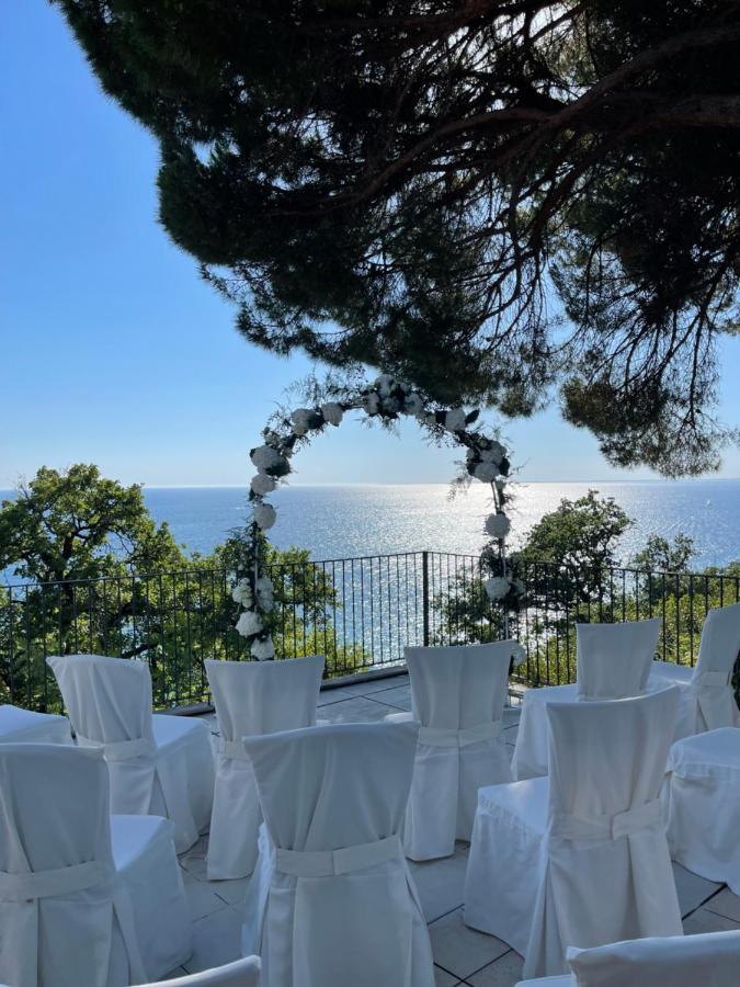 Riviera & Maximilian's 4*