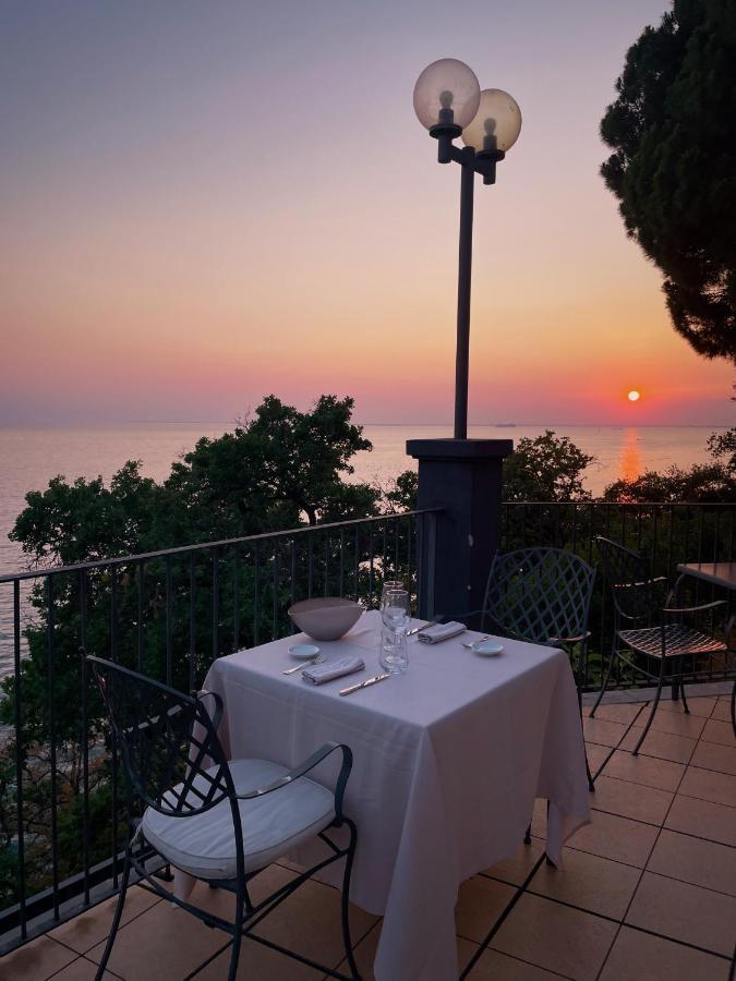 Riviera & Maximilian's 4*