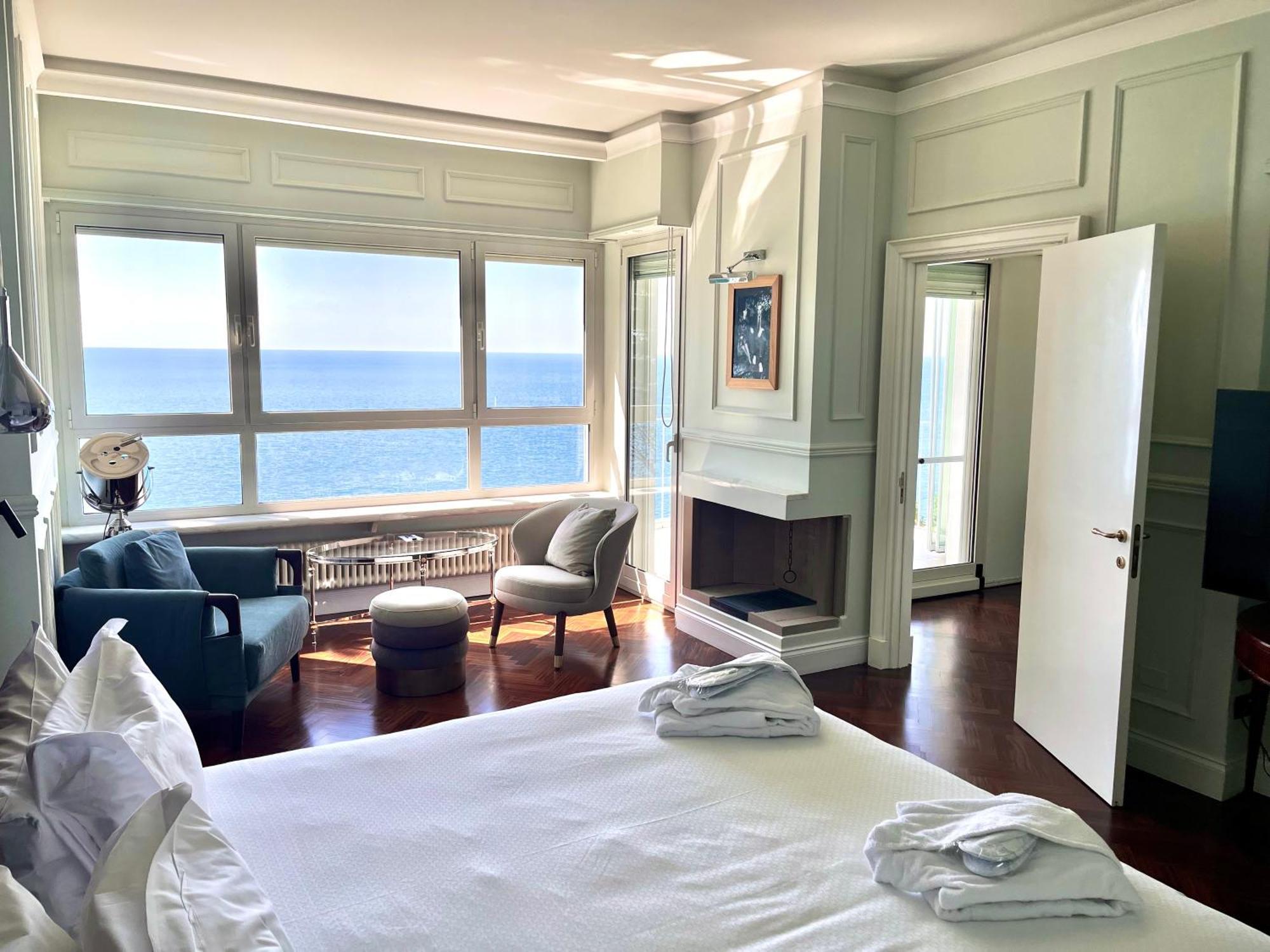 Riviera & Maximilian's 4*
