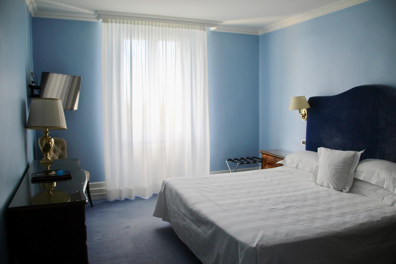 Riviera & Maximilian's Hotel