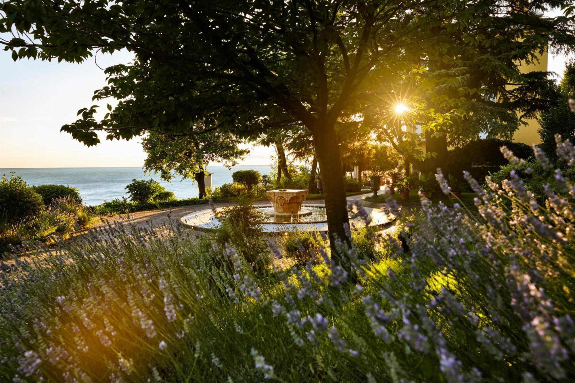 Hotel Riviera & Maximilian's 4*