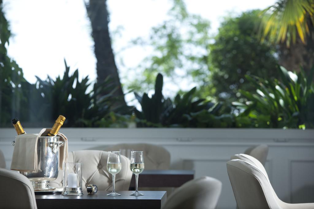 Riviera & Maximilian's 4*